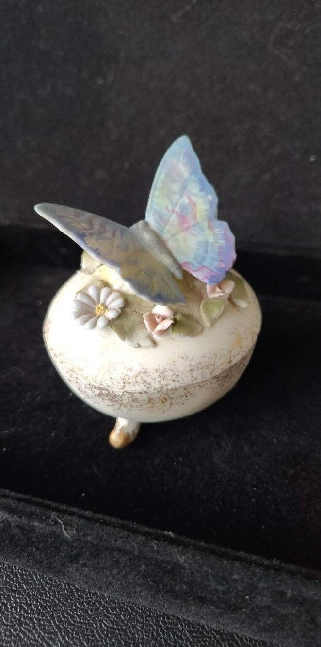 Vintage Lefton butterfly footed trinket box KW22158ESD Japan Canada Sticker